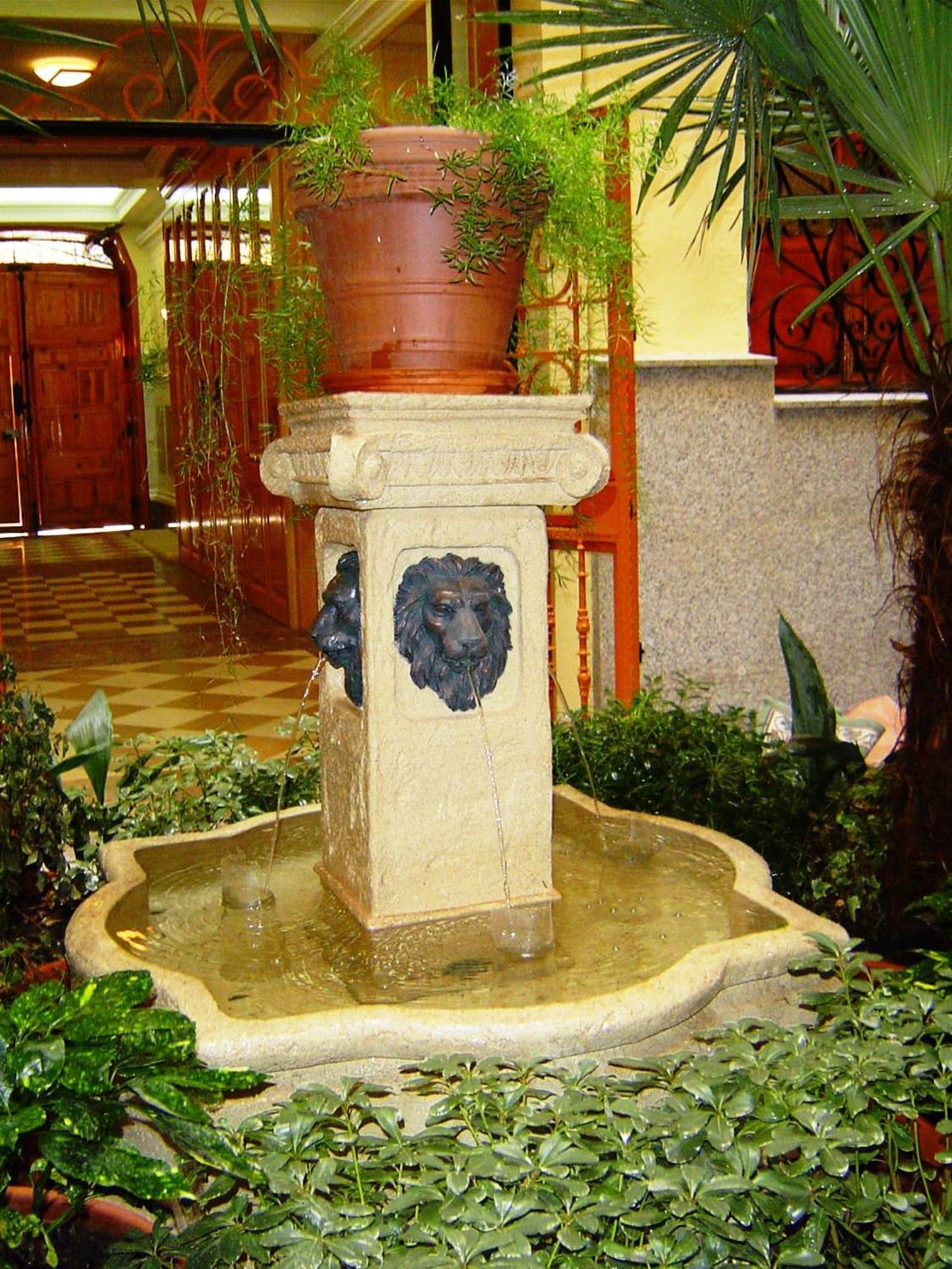 Hostal La Fontana Madrid Buitenkant foto