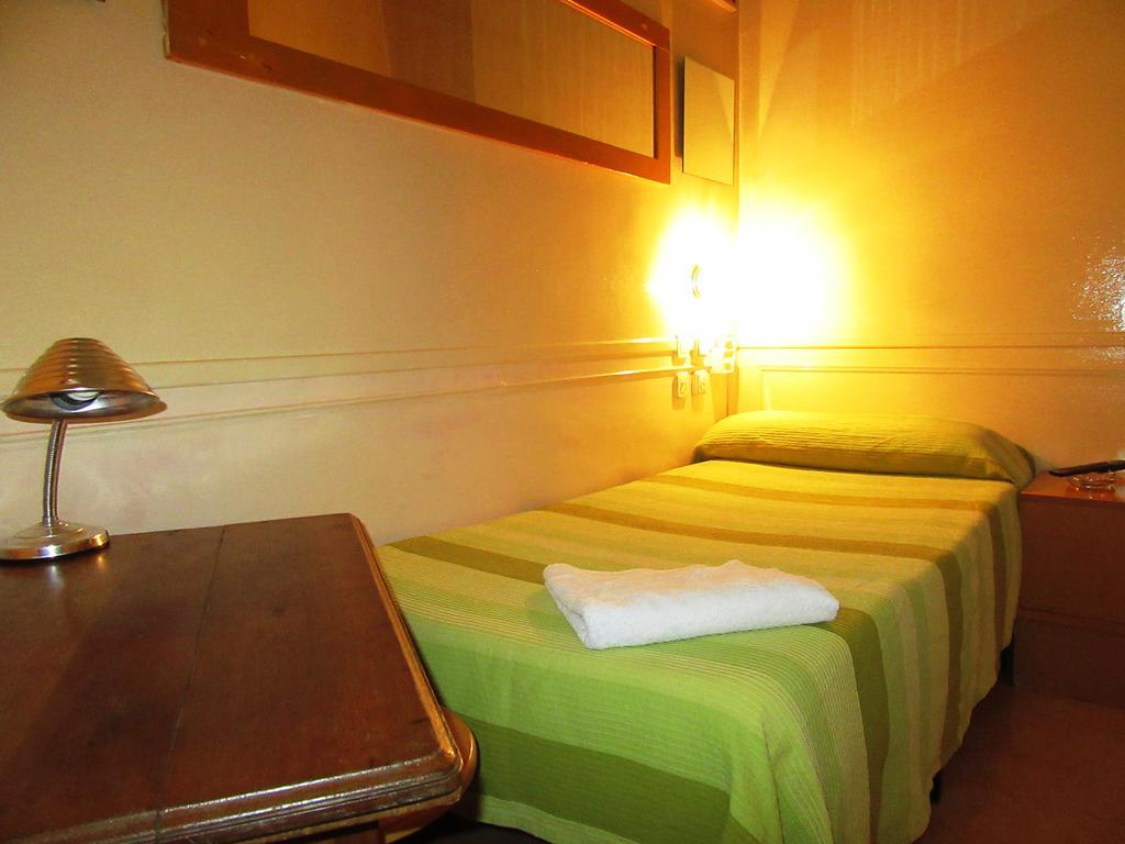 Hostal La Fontana Madrid Buitenkant foto