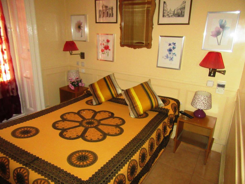 Hostal La Fontana Madrid Buitenkant foto